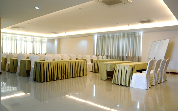 CONFERENCE ROOM OF THE COAST HOTEL